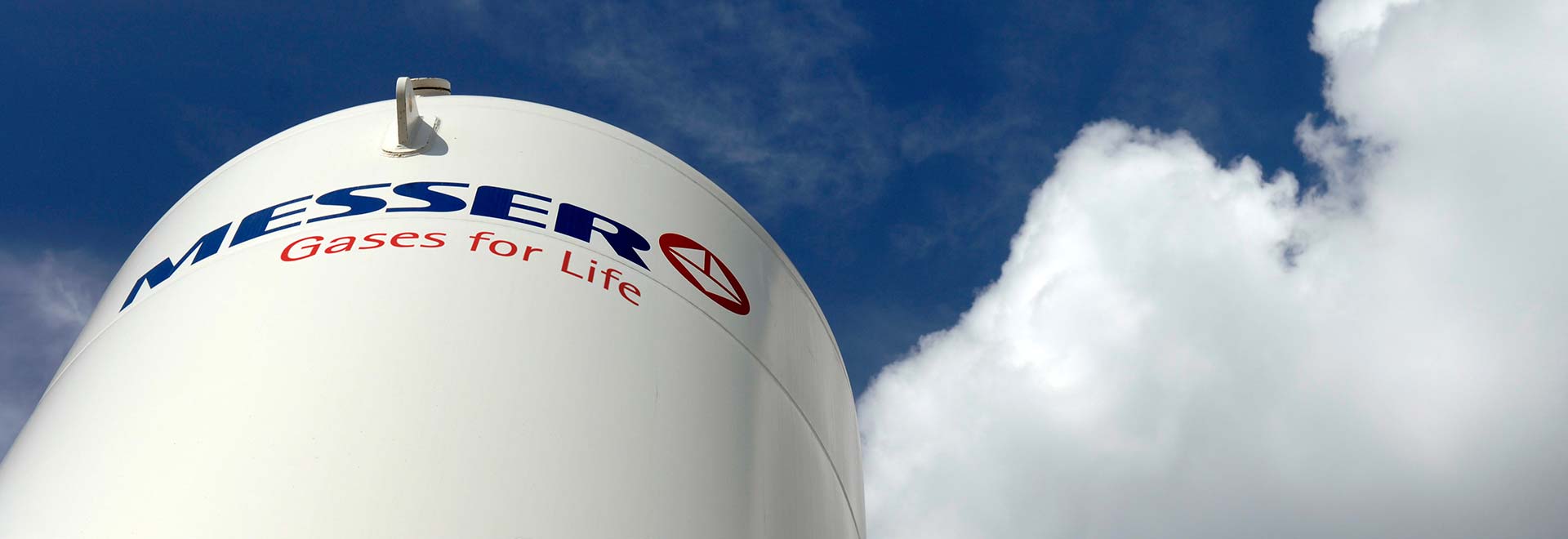 N2 tank in front of a blue sky - welcome to Messer